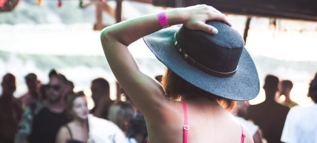 girl-wearing-hat
